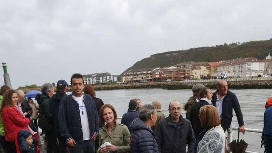 Una pasada concentración vecinal en demanda de la construcción de una pasarela que una La Arena y San Esteban de Pravia.