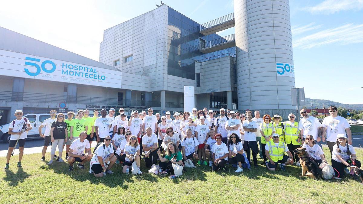 El grupo de participantes en la rotonda del Hospital Montecelo, donde hicieron parada.