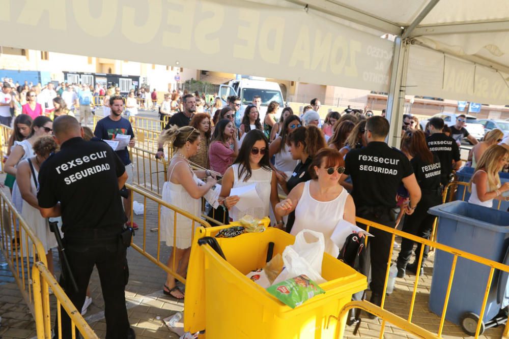 Gran expectación ante el único concierto de Jennifer Lopez en España. Se han formado largas colas hasta la apertura de las puertas del recinto del Marenostrum Castle Park, escenario del concierto.