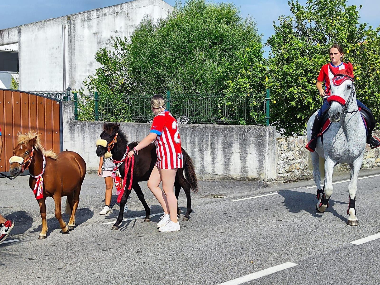 Quintueles, un derroche de color por San Bartolomé: así ha sido el desfile de carrozas