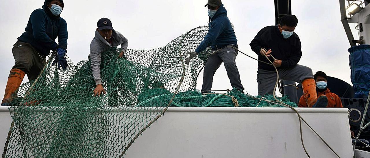 Marineros preparando la salida de un barco de Malvinas a principios de año.