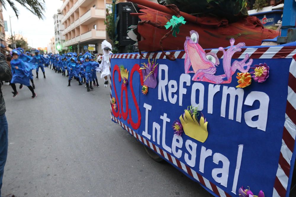 Las comparsas de los colegios protagonizan la rúa