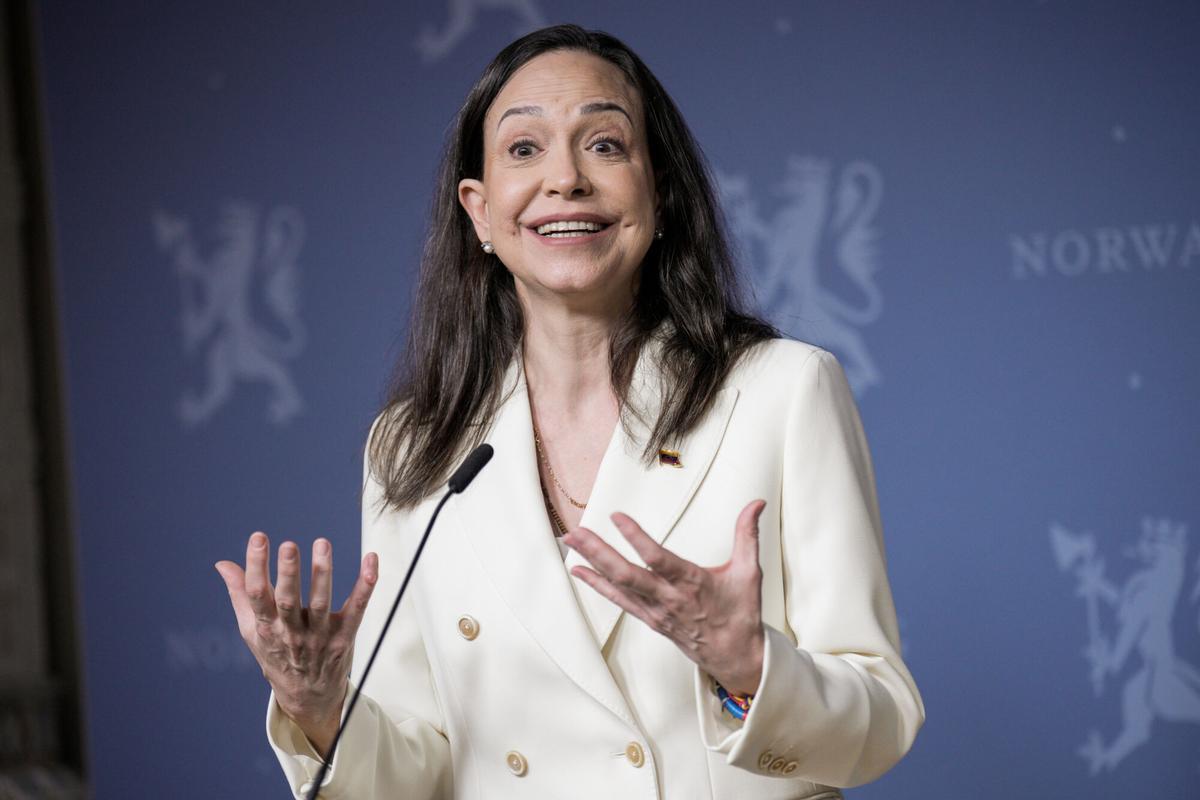 La opositora venezolana y ganadora del Nobel de la Paz, María Corina Machado, en la rueda de prensa junto al primer ministro noruego, este jueves en Oslo.