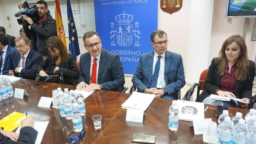 La Comisión de Seguimiento de las obras de soterramiento, reunida ayer en la Delegación: (de dcha. a izda.), Rebeca Pérez, José Ballesta, Diego Conesa, Isabel Pardo (presidenta de Adif) y Patricio Valverde.