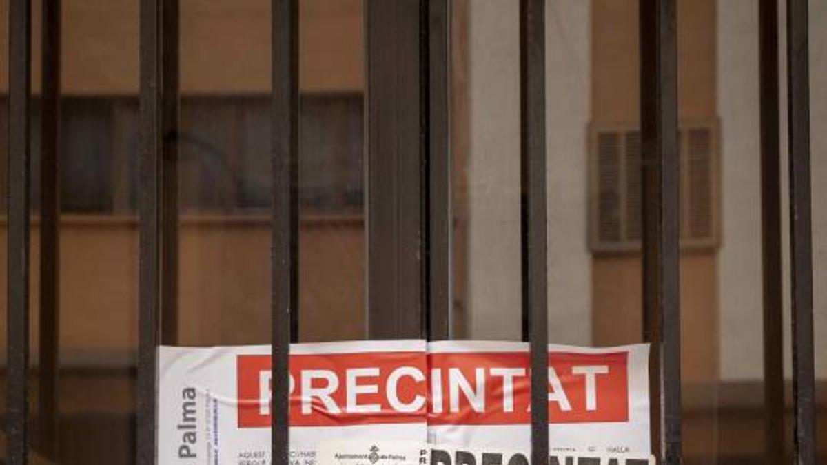 La puerta, precintada y cerrada con una cadena. | GUILLEM BOSCH