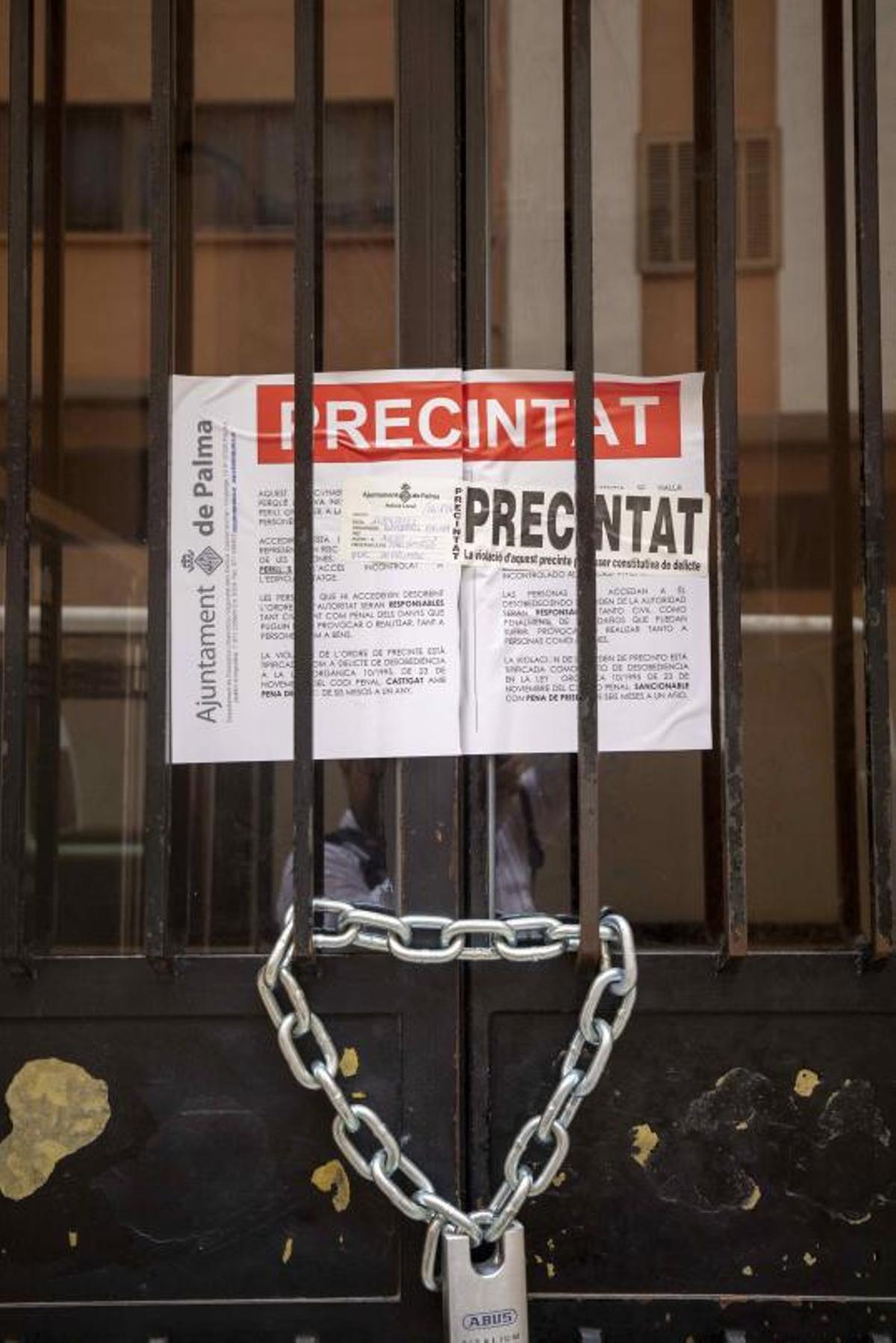 La puerta, precintada y cerrada con una cadena. | GUILLEM BOSCH