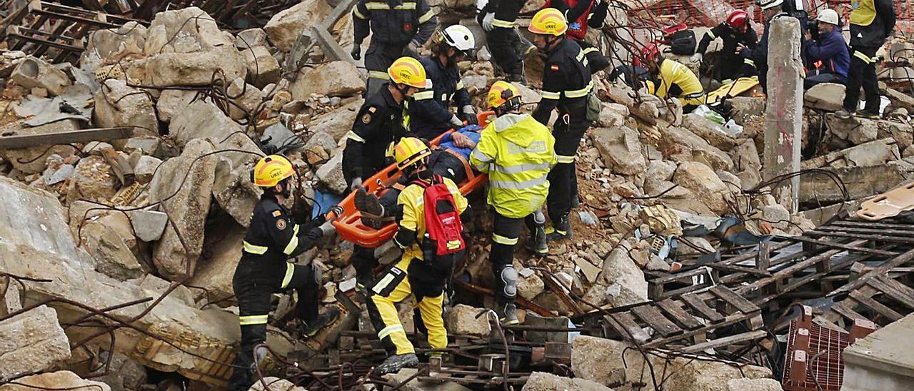 Simulacro de rescate tras un terremoto a cargo de la ONG Intervención, Ayuda y Emergencia. | VICENT M. PASTOR