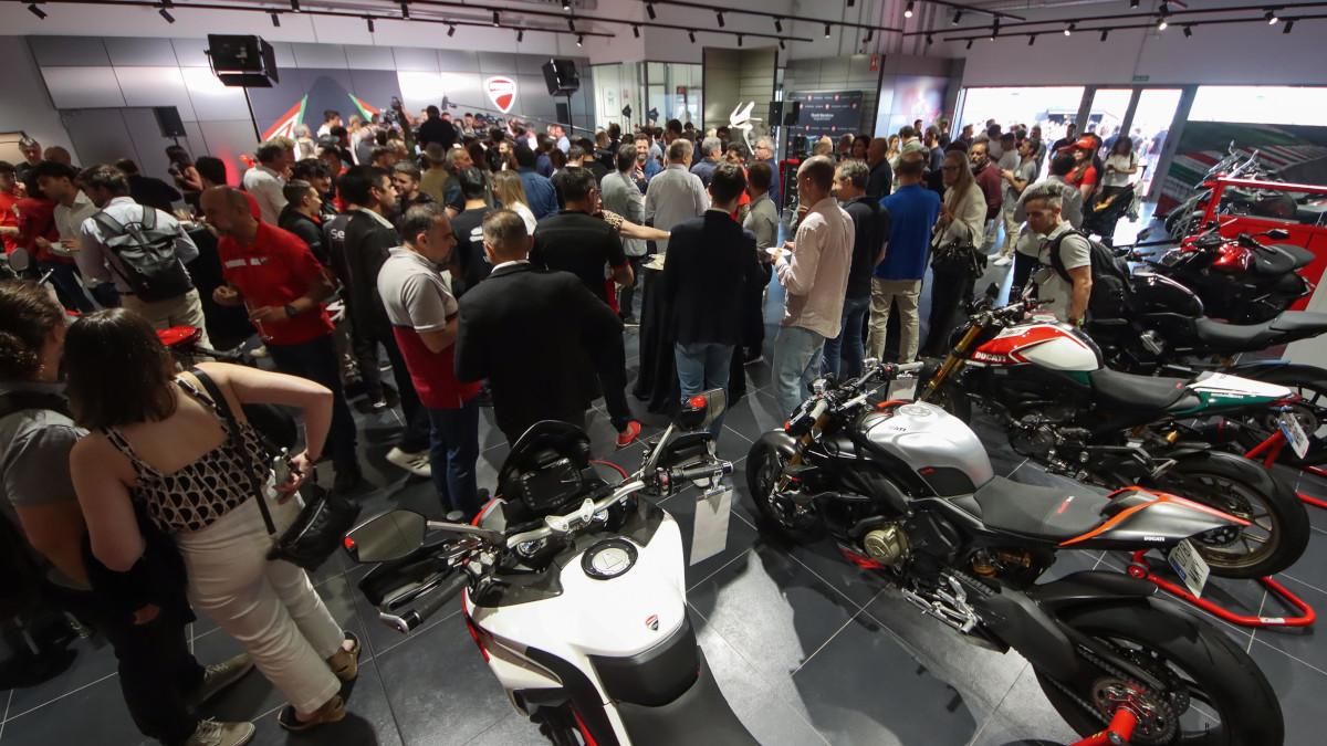 Marc Márquez fue el padrino de excepción en la apertura del nuevo concesionario Ducati en Barcelona