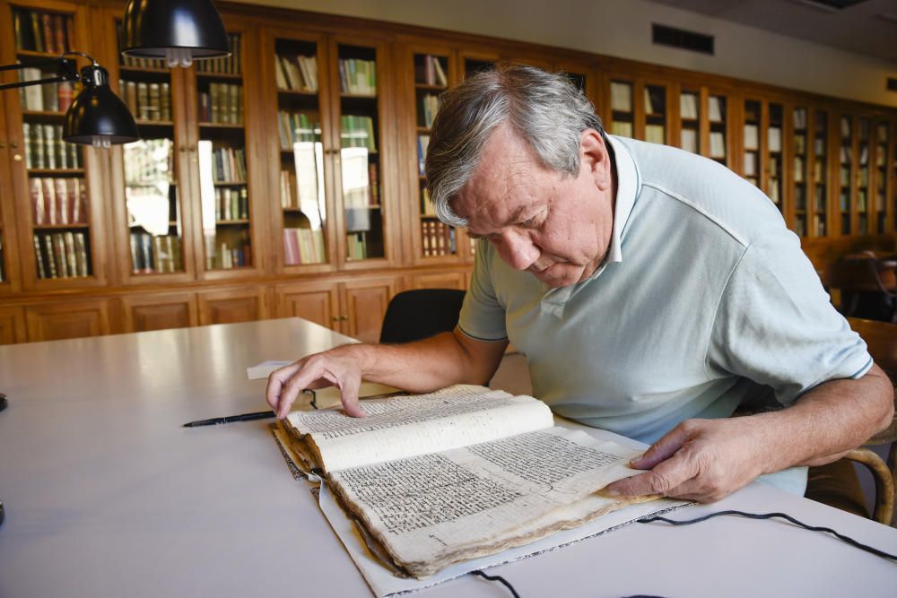 L'historiador i president del Centre d´Estudis del Bages, Francesc Comas, llegint el testament manuscrit de Marcet