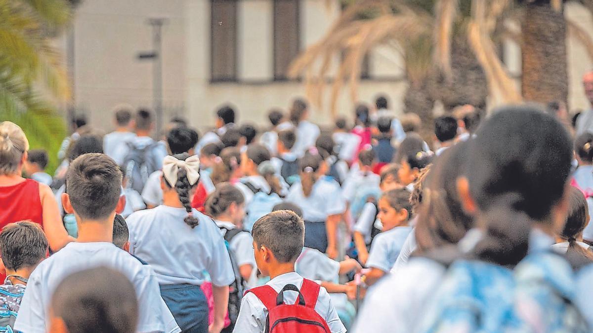 Alumnos canarios acceden a las aulas.