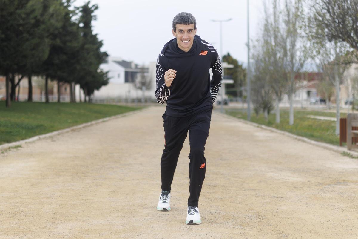 Mariano García, en la pista de atletismo de Fuente Álamo, que no es de tartán, sino de tierra
