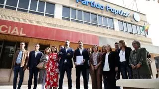 El candidato del PSOE pide ante la sede del PP un debate "cara a cara" con Paco de la Torre
