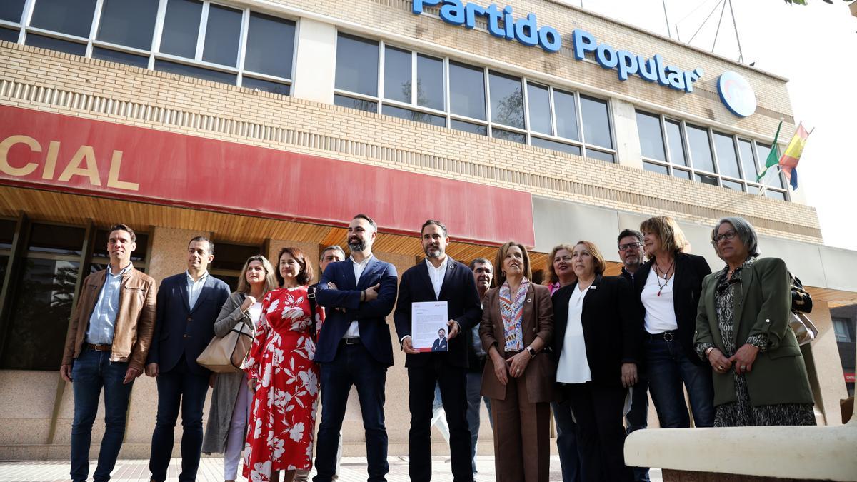 El candidato del PSOE, Dani Pérez, pide ante la sede del PP un debate 'cara a cara' con Paco de la Torre.