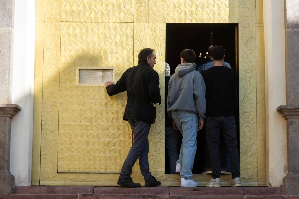 Miembros de la cofradía de la Sang de Sagunt, antes de la votación de este domingo.
