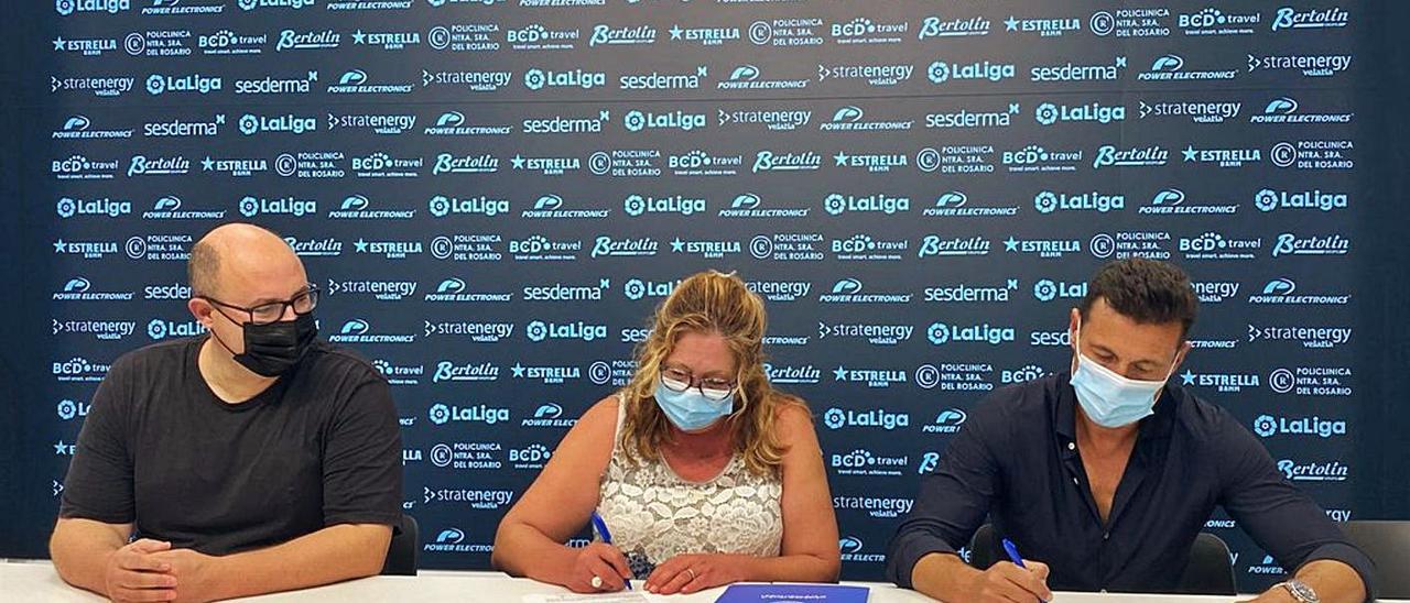 Imagen del acto para la firma del acuerdo entre la UD Ibiza y el CB Pitiús de bádminton. | UD IBIZA