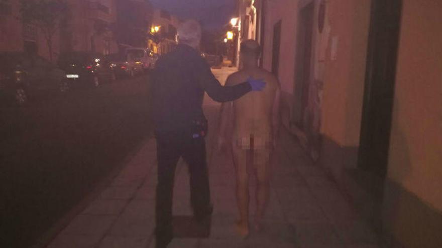 Un policía local intercepta a un enfermo mental que andaba desnudo por Telde