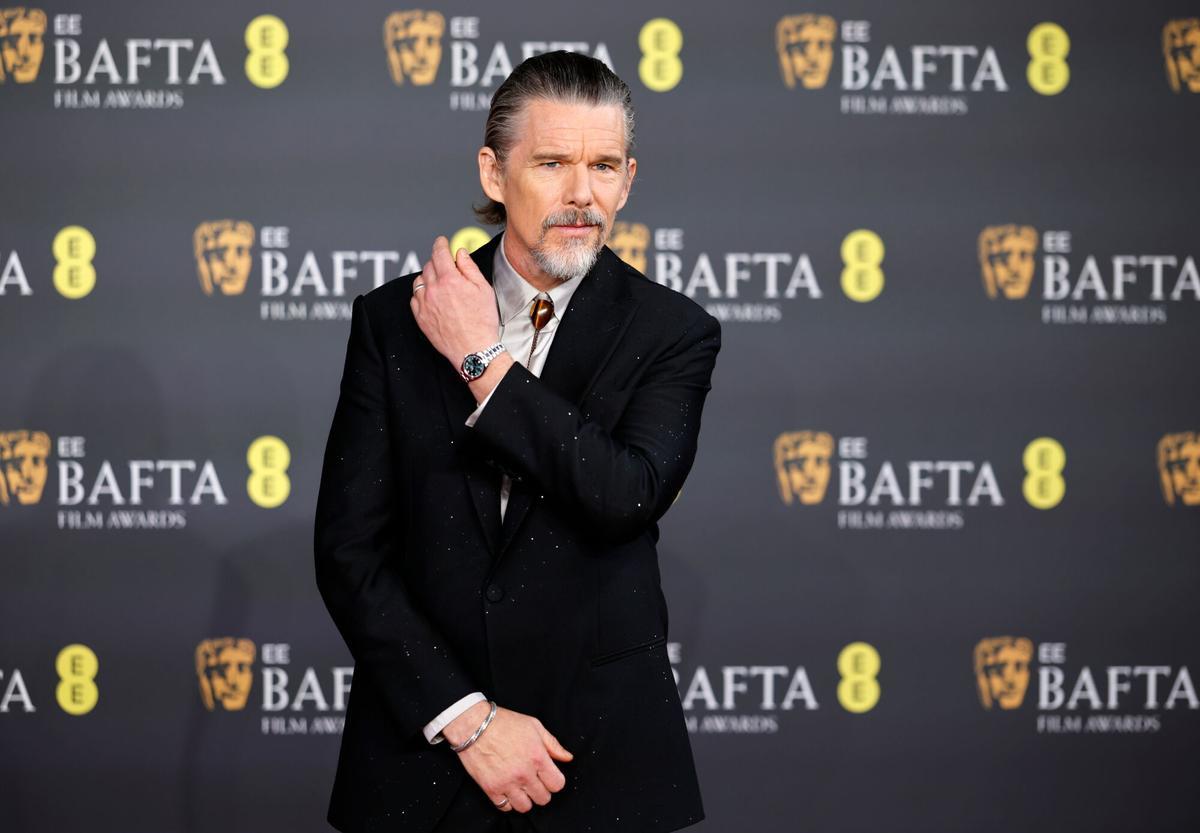 El actor estadounidense Ethan Hawke, en la alfombra roja de los Premios BAFTA en el Royal Festival Hall de Londres.