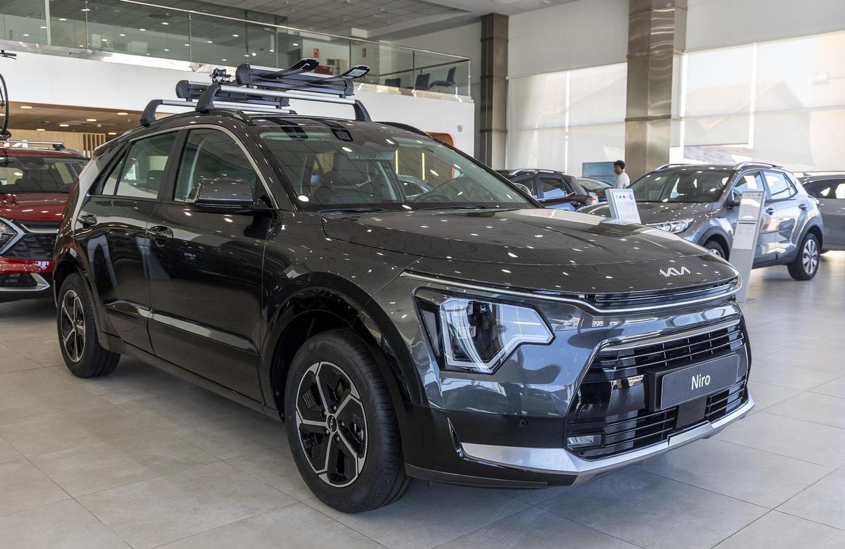 ALICANTE.- VEHICULOS DE LA GAMA HIBRIDA EN EL CONCESIONARIO KIA MARCOS AUTOMOCION