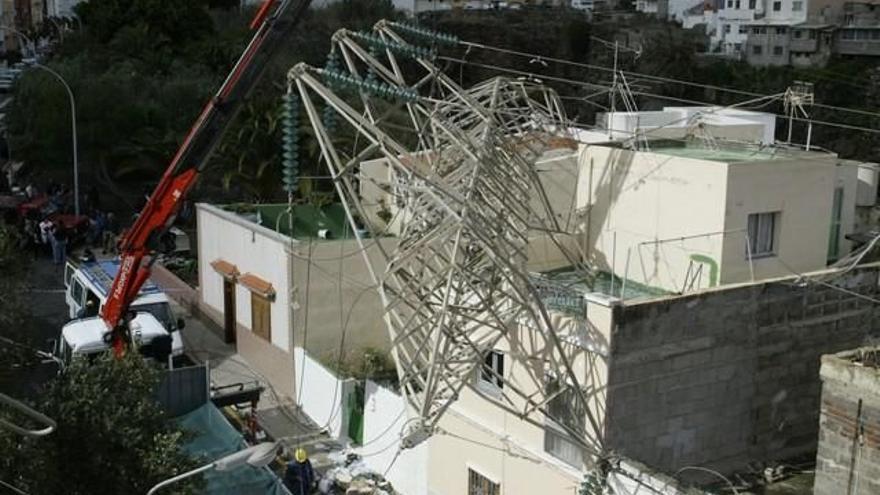 Una torre eléctrica cayó sobre una vivienda.