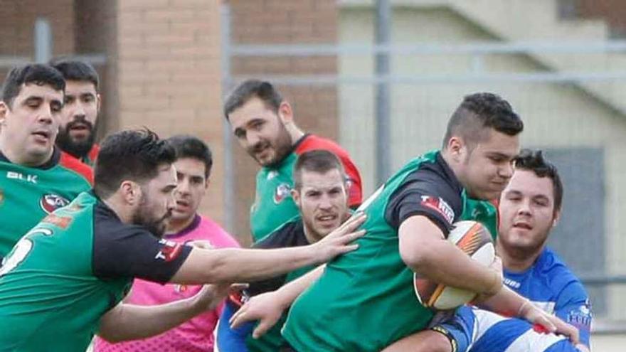 Dos momentos del encuentro disputado ayer en la Ciudad Deportiva de la capital.