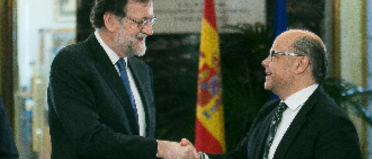 Momento de la firma de apoyo de CC a los presupuestos de Rajoy