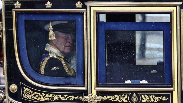 El rei Carles III al sortir del palau de Buckingham camí del Parlament, ahir.   | HENRY NICHOLLS / AFP