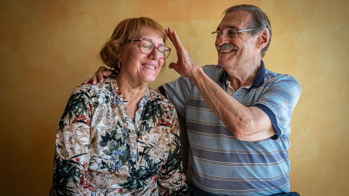 Barcelona 15-09-2022 Sociedad. Retrato de Eduard Feliu y su mujer Pilar (50 años juntos), Eduard cuida de su mujer con alzhéimer. Querían mostrarse de una manera romántica, tal y como viven su dia a dia a pesar de la enfermedad. Para tema del día del azlhéimer. PERSONAJE: Eduard: 610 67 31 58H AUTOR: MANU MITRU.