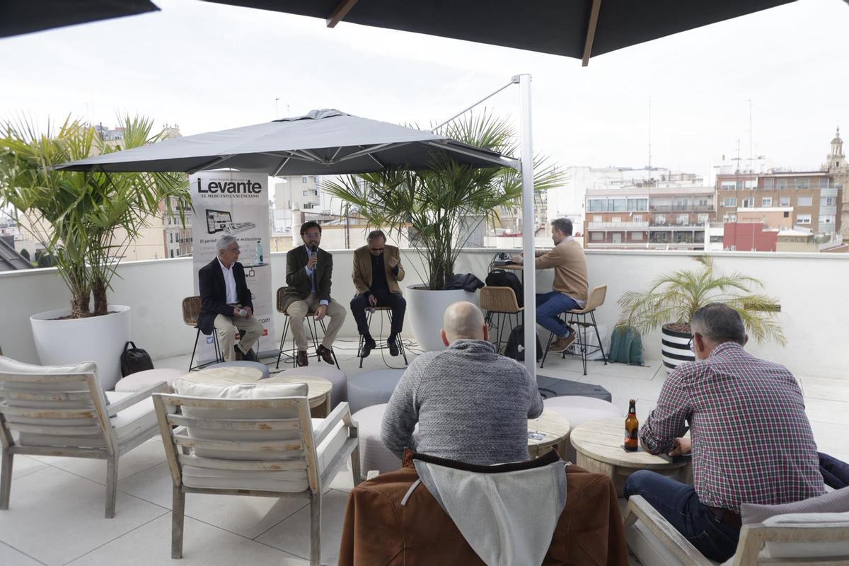 Julián García y José Luis Villaverde cierran el ciclo de tertulias de Levante-EMV en el hotel Estimar Valencia Julián García y José Luis Villaverde cierran el ciclo de tertulias de Levante-EMV en el hotel Estimar Valencia
