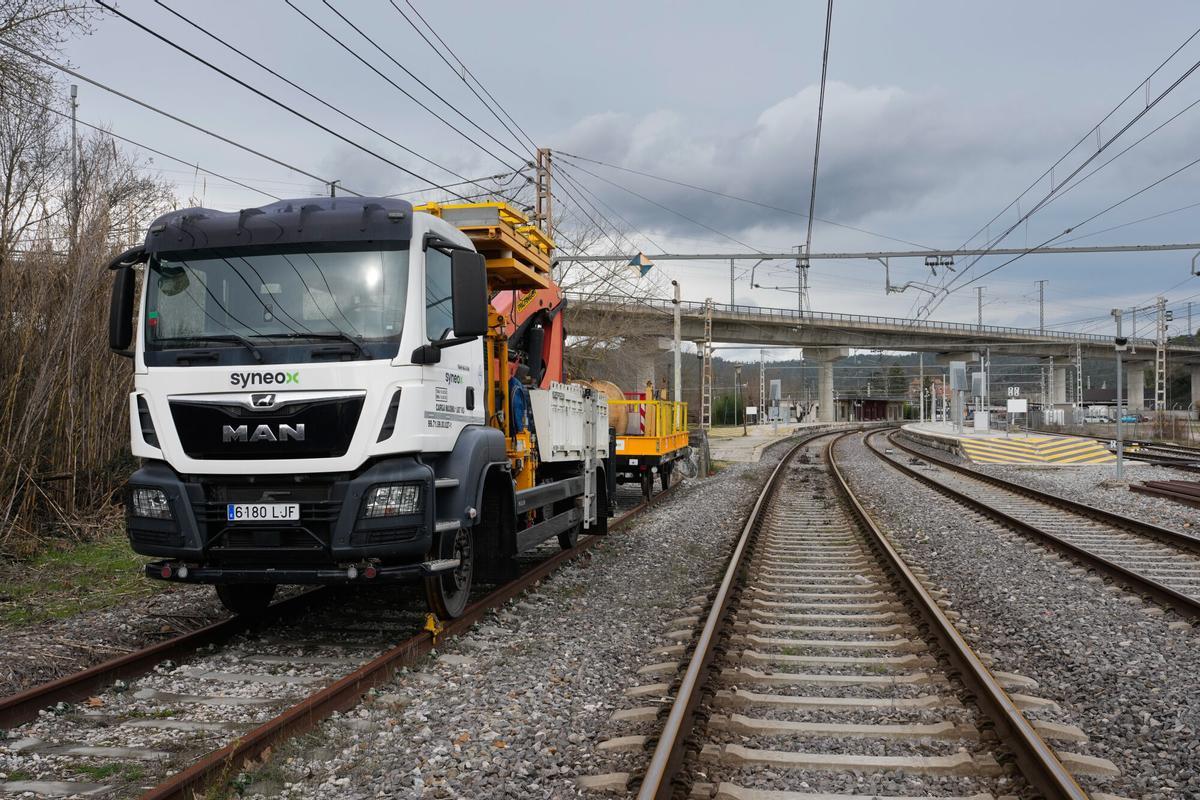 GRAFCAT7287. BLANES (GIRONA), 27/01/2026.- Vista de un vehículo de mantenimiento de vias en las inmediaciones de la estación de Maçanet-Massanes en la línea R1 de Rodalies este martes cuando el Govern ha anunciado martes que el servicio de Rodalies volverá a operar con normalidad a partir del próximo lunes. EFE/Enric Fontcuberta