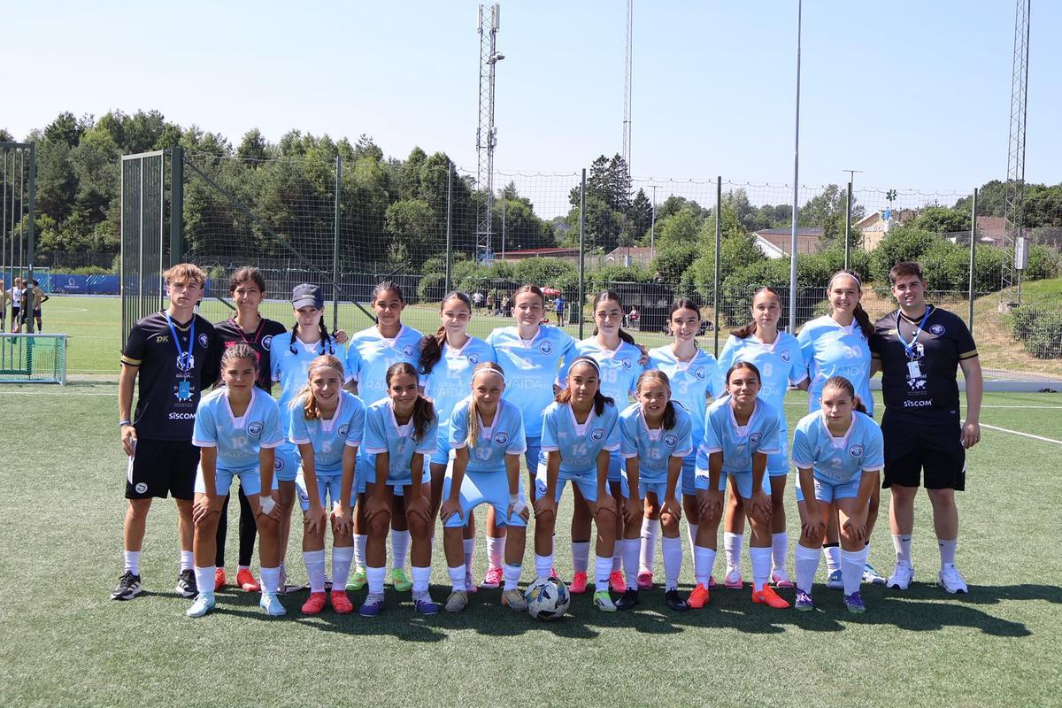 El equipo Rías Baixas F.C. con los técnicos.
