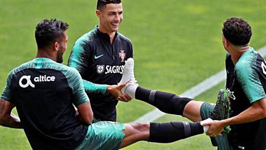 Los futbolistas de Portugal durante el entrenamiento de ayer.