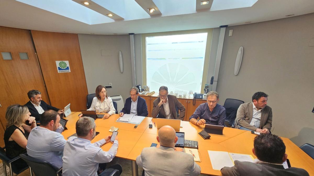 El consejero Alejandro Calvo, entre la viceconsejera Susana Madera y Paz Orviz, gerente de Cogersa, durante una reunión.