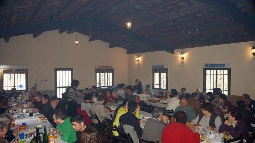 Un centenar de personas comparte comida en el Domingo de Aguas de Alcañices.