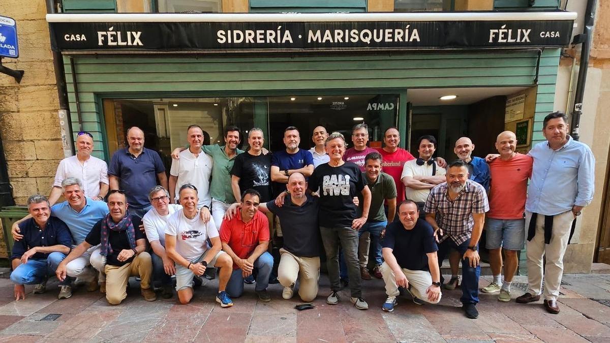 Por la izquierda, detrás, Juan José Alonso, Mariano Garro, Jorge  García, Pelayo García-Bernardo, Juan María Alonso, Santiago Cabeza, José Antonio Carbayeda, Nacho Díaz, Gonzalo Díaz Faes, Abelardo Fernández, Aníbal García, Iñaki Bernard y Víctor Manuel Egea; delante, Javier Calahorra Gerardo Albornoz, Rogelio Fernández García, Luis Delgado, Manuel Antonio Fernández, Diego Cueto, Daniel García, José Ramón Prado (tutor), Pablo Cabal, Emilio Bobes y Nacho Felipe Cabeza.