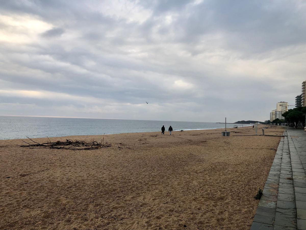 Les fotos de l'estat del passeig marítim de Platja d’Arodesprés de la llevantada