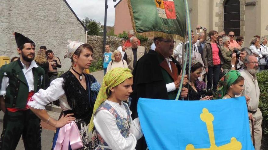 Varios parragueses portan el pendón de Parres y la bandera de Asturias por Inzinzac-Lochrist.