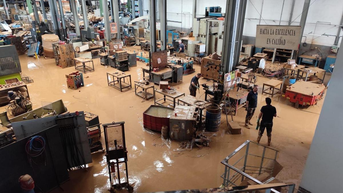 Así quedó una de las naves de Industrias Alegre, ubicada en la Pista de Silla, tras la dana.