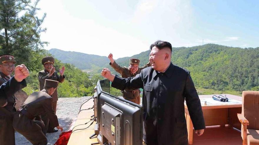 El presidente norcoreano, Kim Jong-un, muestra alegría tras el lanzamiento de un nuevo misil. // Reuters