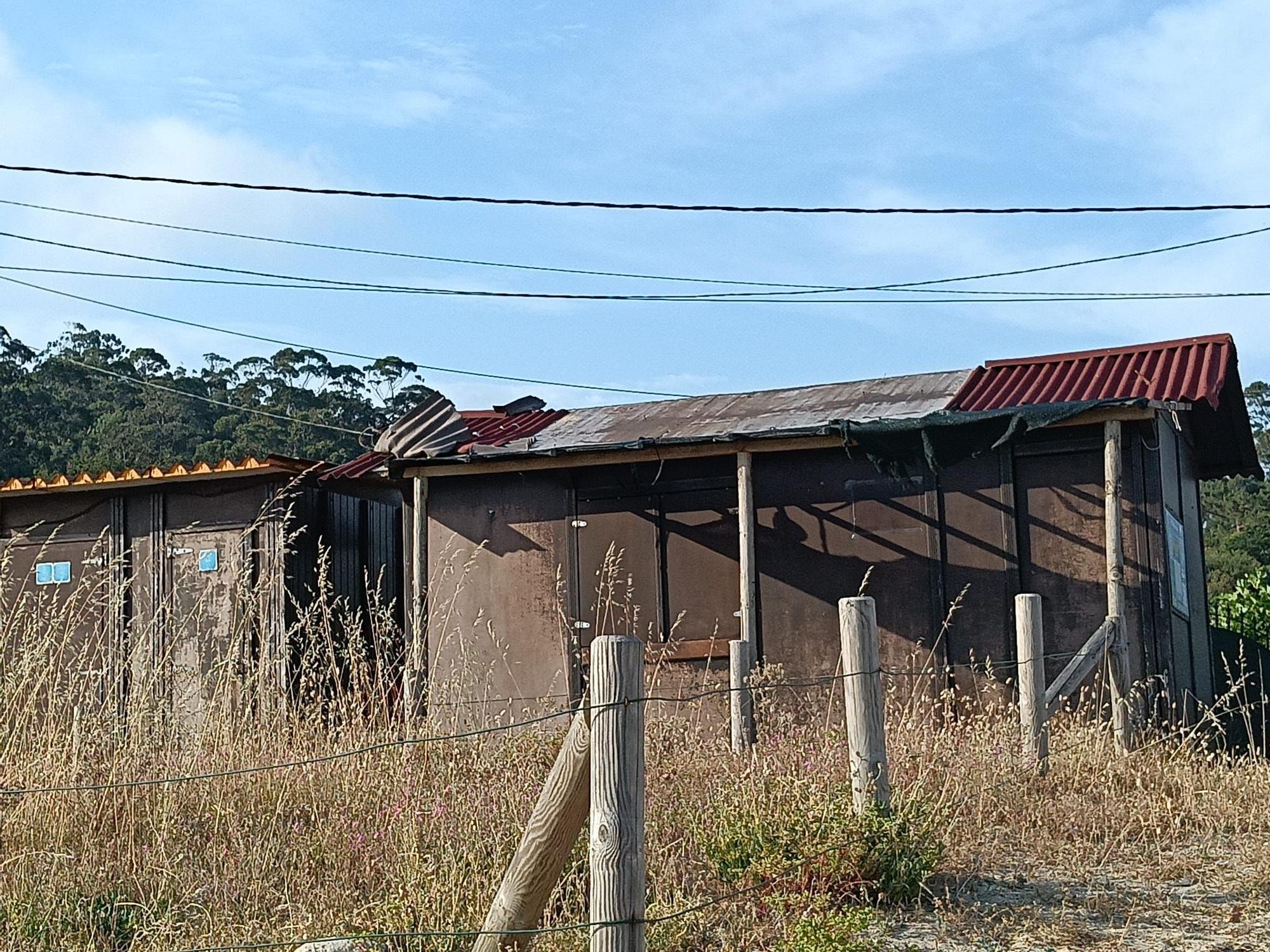 Las casetas de servicios en la playa de  Area de Bon.
