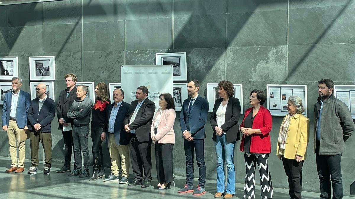 Autoridades este viernes en el Parlamento de Navarra, durante la inauguración de la exposición dedicada a Ramón y Cajal.