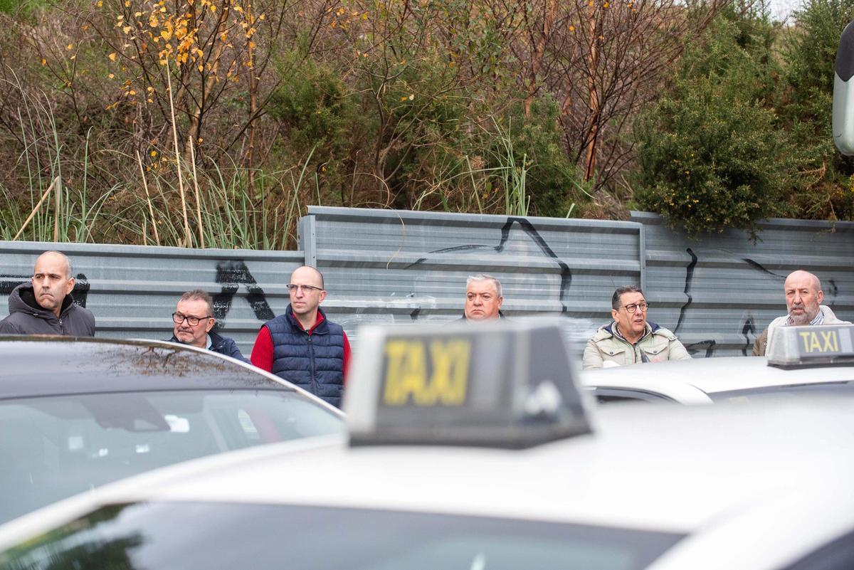 Los taxistas de A Coruña cortan Alfonso Molina y protestan en María Pita contra los VTC