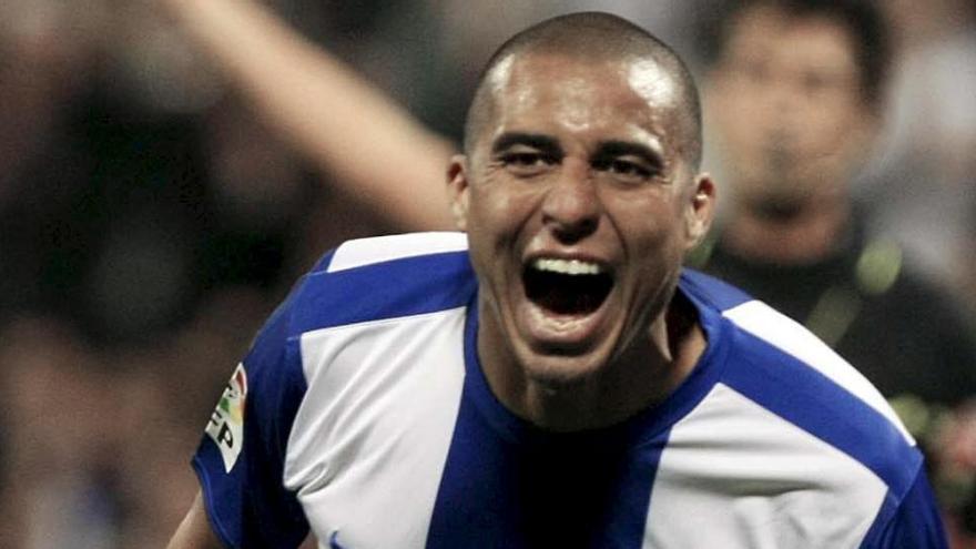 Trezeguet celebra un gol con el Hércules al Málaga en diciembre de 2010