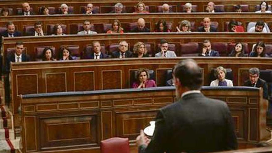 El diputado socialista balear Pere Joan Pons (tercero a la dcha en la segunda fila), ayer escuchando a Rajoy.