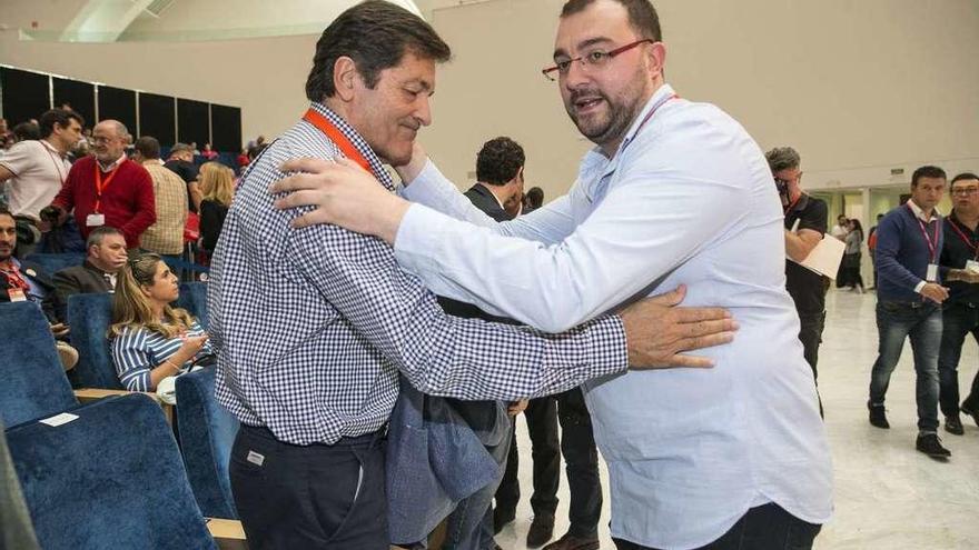 Saludo entre Adrián Barbón y Javier Fernández, en el reciente congreso de la FSA.