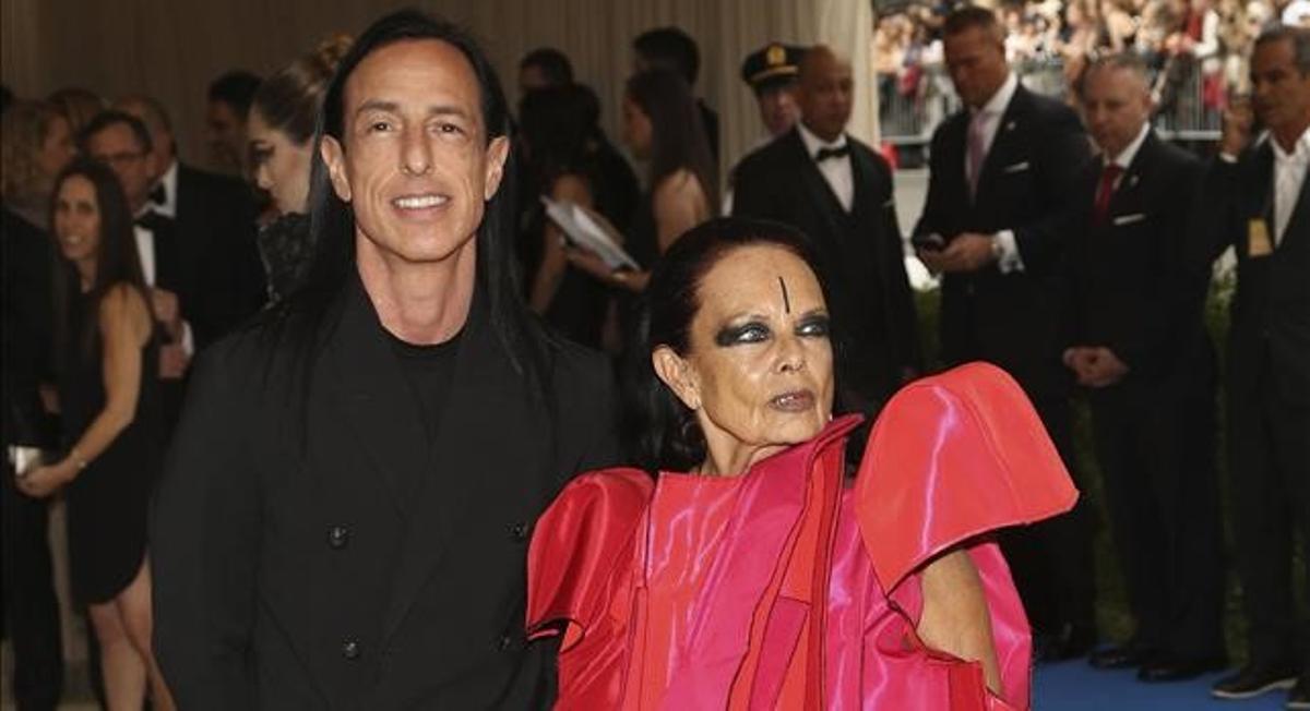 El 'diseñador neutro' Rick Owens, con su mujer y asesora Michèle Lamy, vestida de Comme des Garçons, firma cuyos diseños 'fuerapistas' tanto puede llevarlos un hombre, una mujer o un alien.