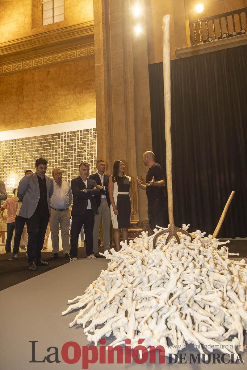 Así es la exposición 'Los Asomados' de Lidó Rico, que llega a Caravaca en su Año Jubilar