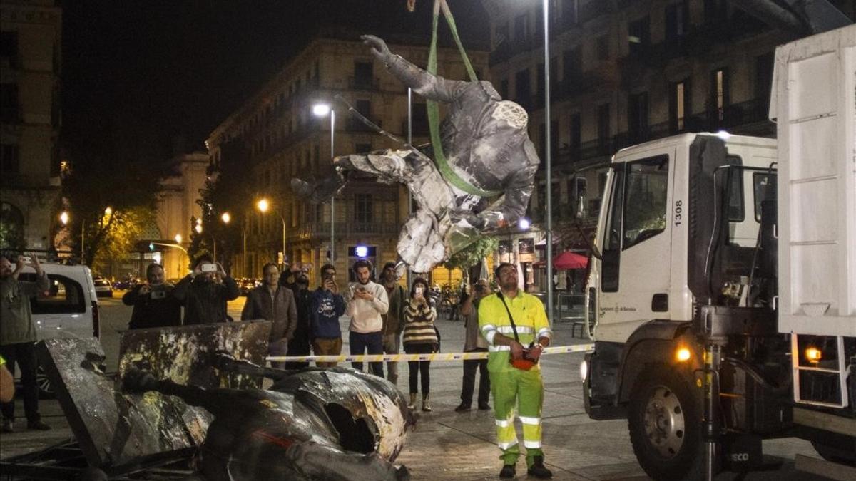 jjubierre35989166 barcelona 21 10 2016   retirada la estatua ecuestre del gene161021140712