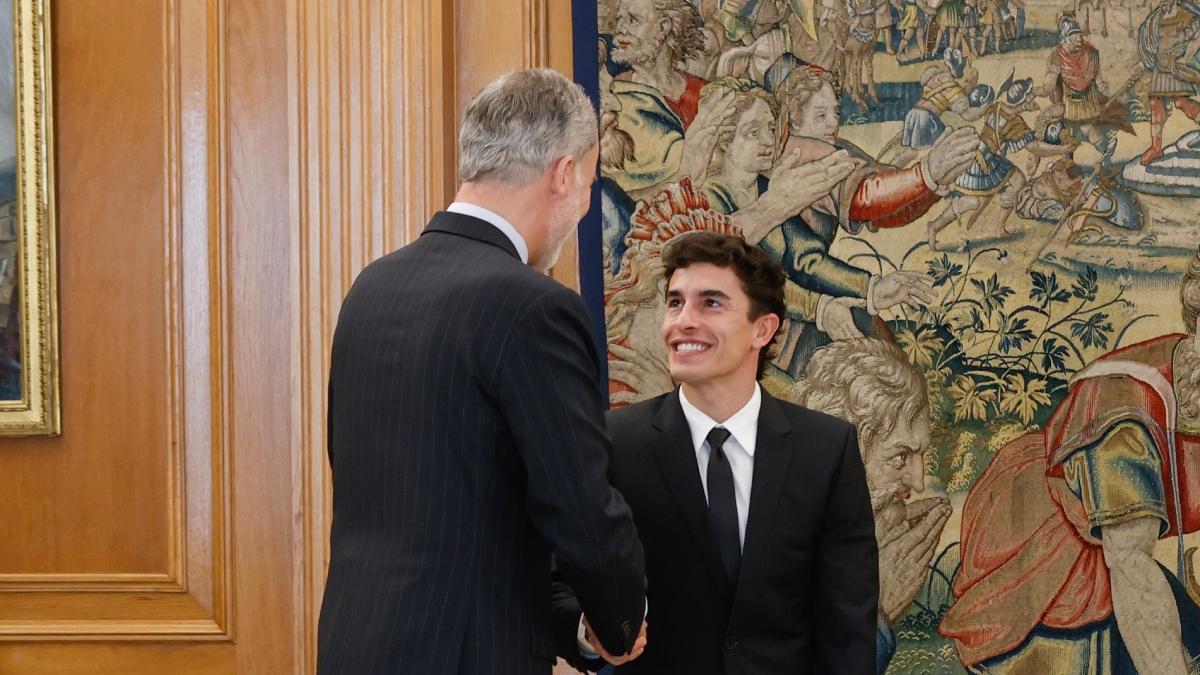 El rey Felipe VI recibe a Marc Márquez y su hermano: nervios y sonrisas cómplices bajo el protocolo