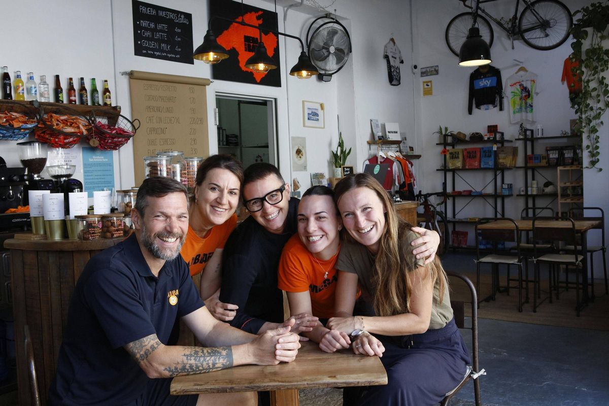Die Betreiber Paolo Tonarini (l.) und Serena Sirini (3.v.l.) mit ihrem Team