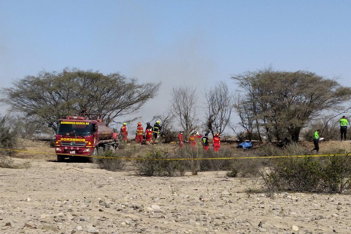 AME5180. LIMA (PERÚ), 01/08/2026.- Integrantes de los Bomberos de Nazca operan en la zona donde una avioneta que sobrevolaba sobre las Líneas de Nazca se estrelló y dejó trece personas fallecidas, entre ellos 11 turistas, este sábado, en la municipalidad provincial de Nazca (Perú). EFE/Victor Quilca/ MÁXIMA CALIDAD DISPONIBLE. MÁXIMA CALIDAD DISPONIBLE